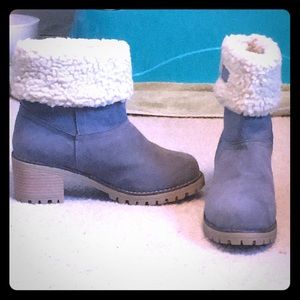 NWOT Cute gray chunky heel fleece-lined boots!